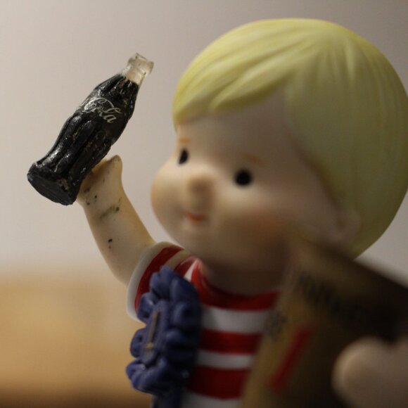 Coca-Cola Enesco "Three Cheers For A Friend Like You" Figurine 859583 Boy Trophy - Picture 7 of 7